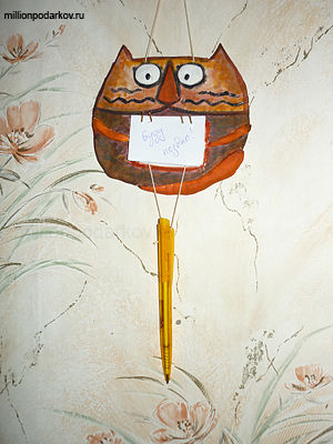 Поделка из соленого теста «Записочный кот»: Крепим нитки и готово!