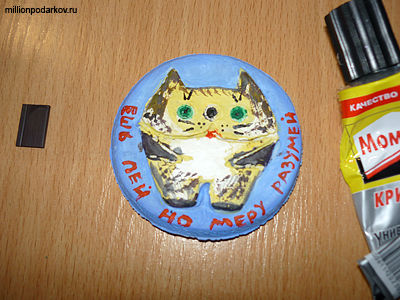 Поделка из солёного теста «Магнит – толстый кот»: Раскрашиваем и приклеиваем магнитик