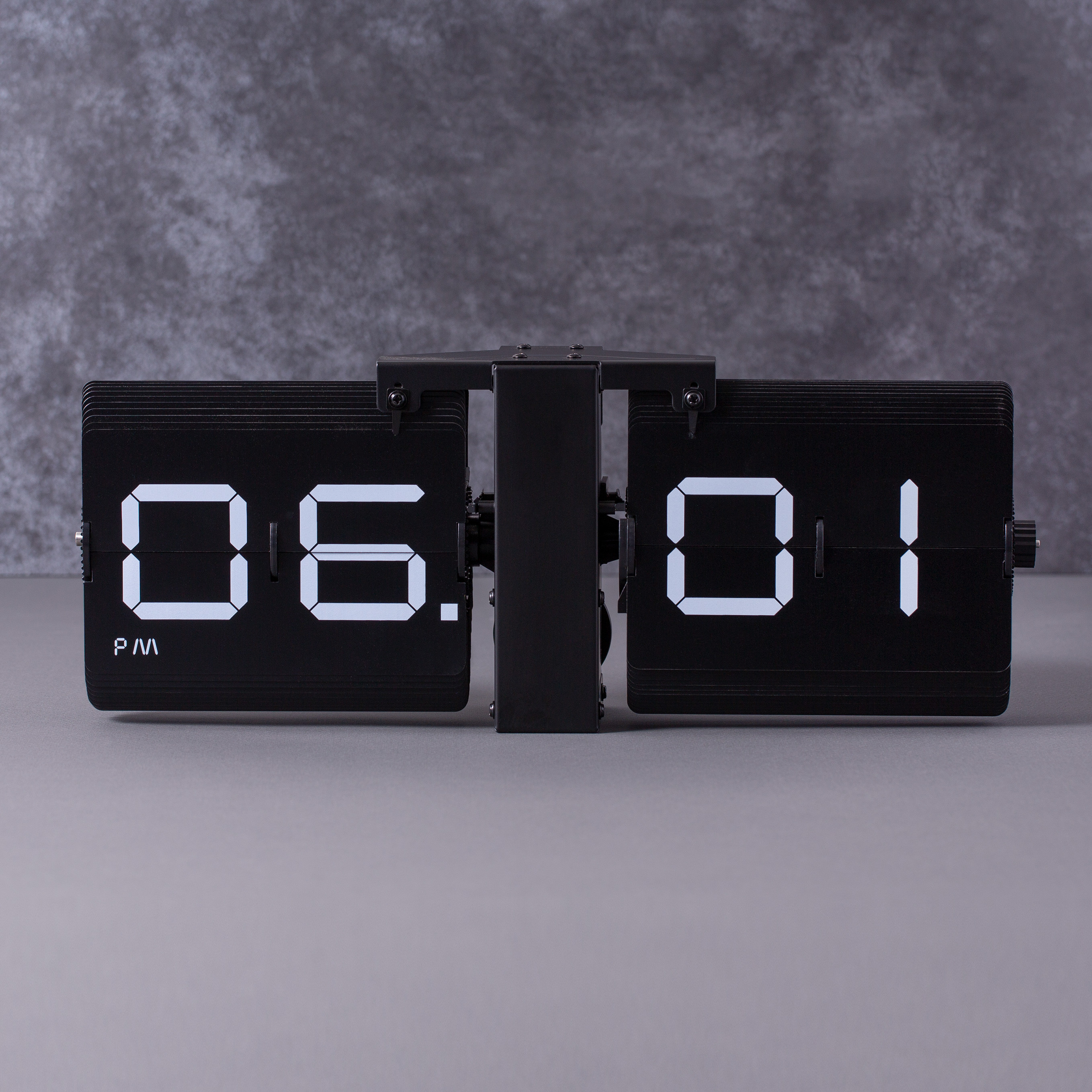 Перекидные часы Flip Clock Big Digital на черной подставке (14×36×9 см) - фото