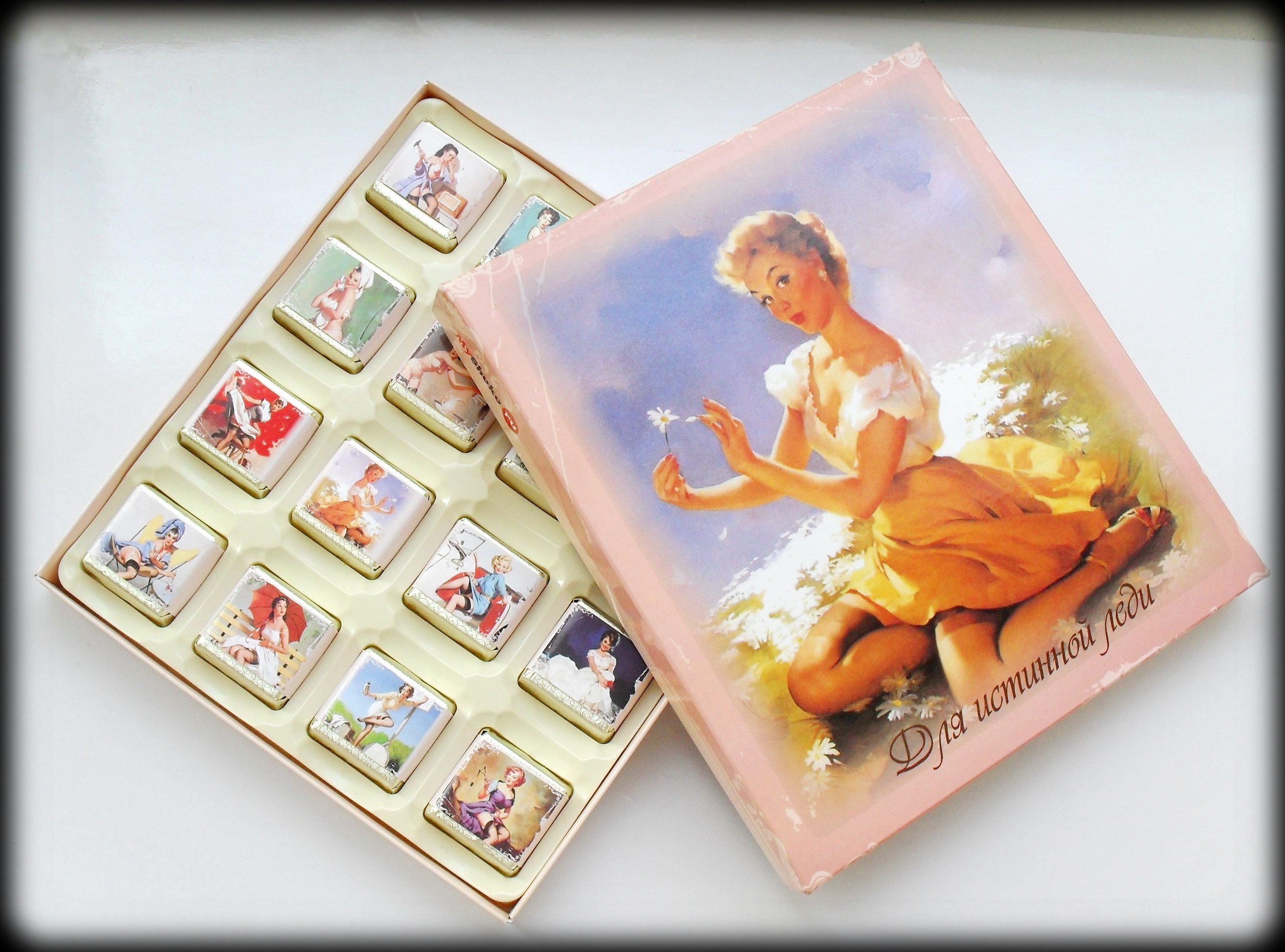 Коробка с конфетами и фотографиями