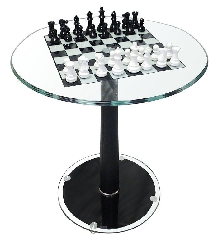 Шахматный столик с фигурами